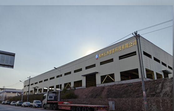 长沐智能厂房实拍：厂区大门与蓝顶厂房，位于梅州平远高新技术产业开发区
