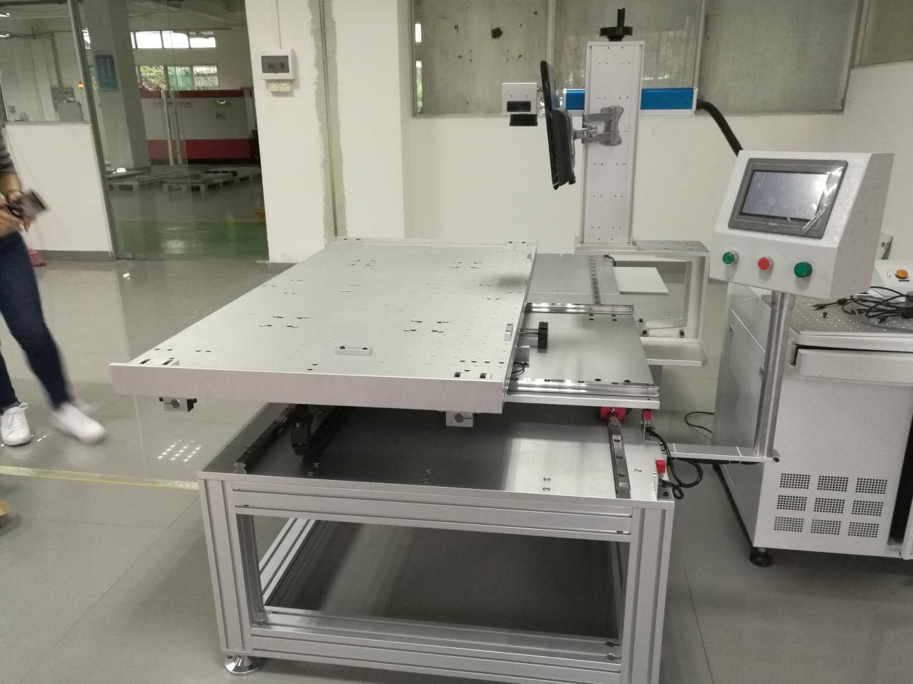 机加工车间实拍:加工设备与立柱整齐排布,承担精密机加工工序
