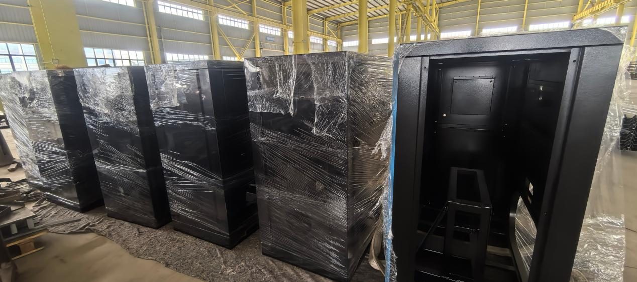 机柜与机器外壳实拍:黑色钣金外壳成品在车间内批量交付