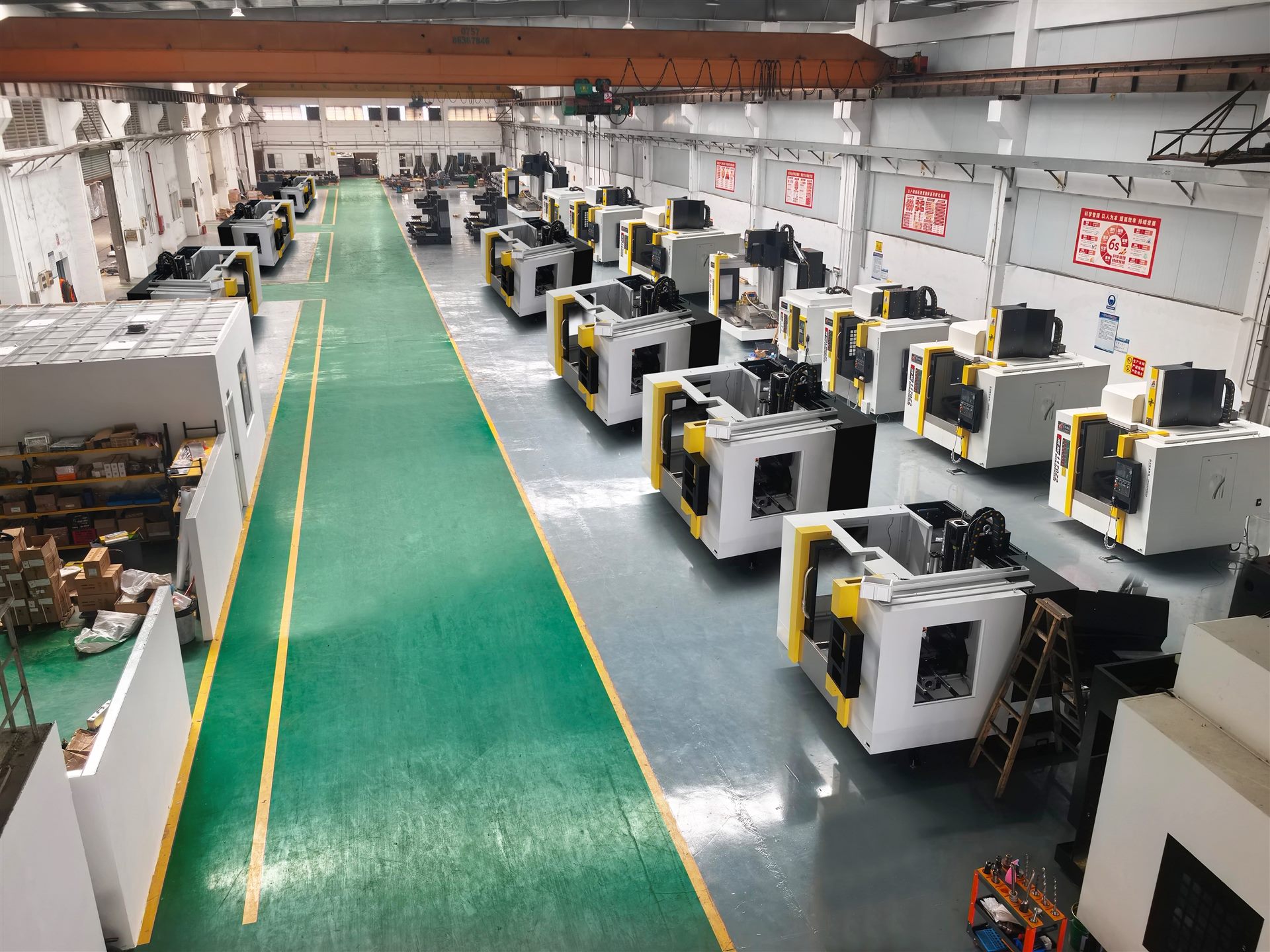 速锐装配车间全景：30余台加工中心整机装配线，6S现场管理