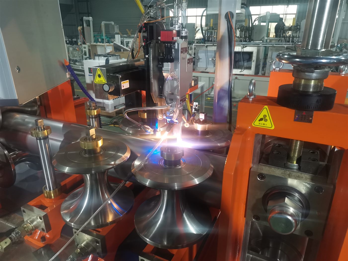 在线激光焊接头作业特写：成型辊组间弧光稳定
