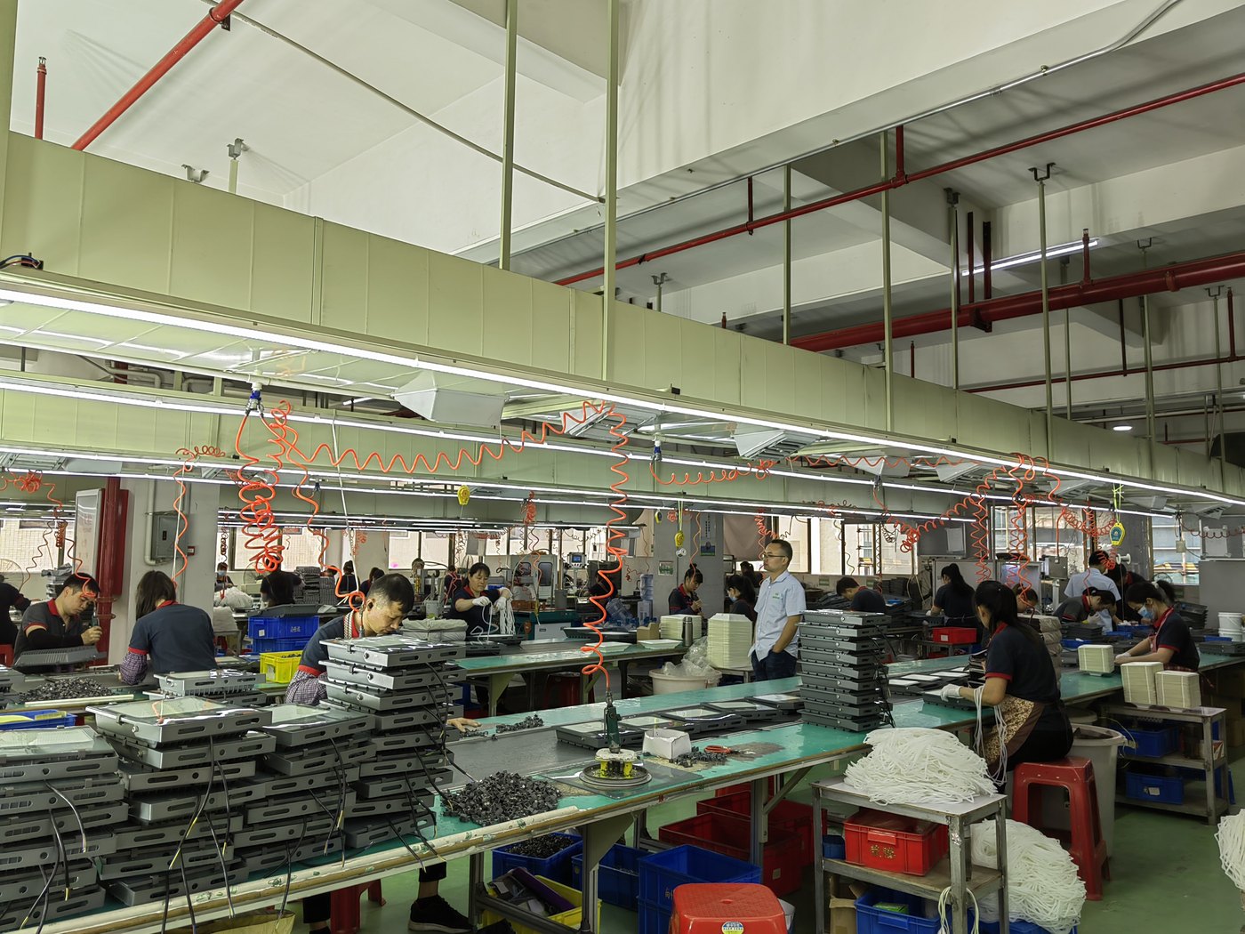永裕照明灯具装配流水线全景：多排标准化工位整齐排列，工人正在装配LED灯具