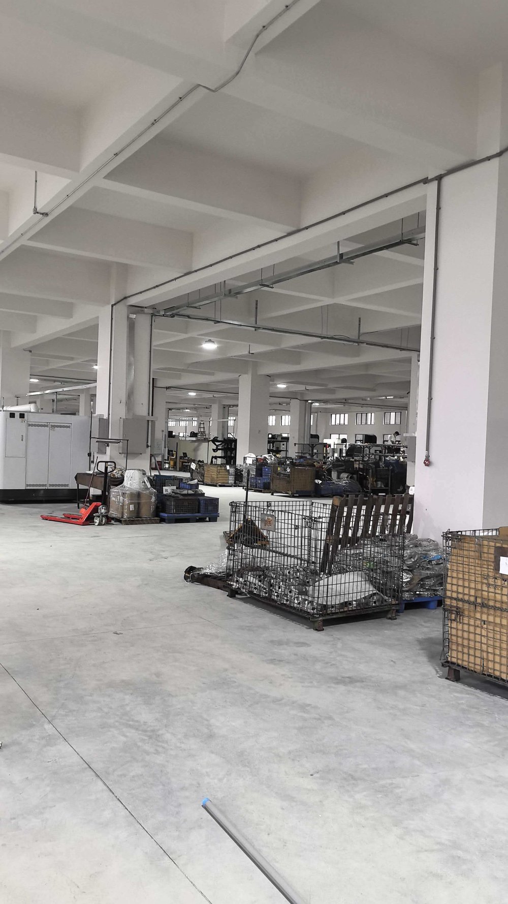 加工车间实拍：天棚灯下CNC设备与操作台亮度均匀
